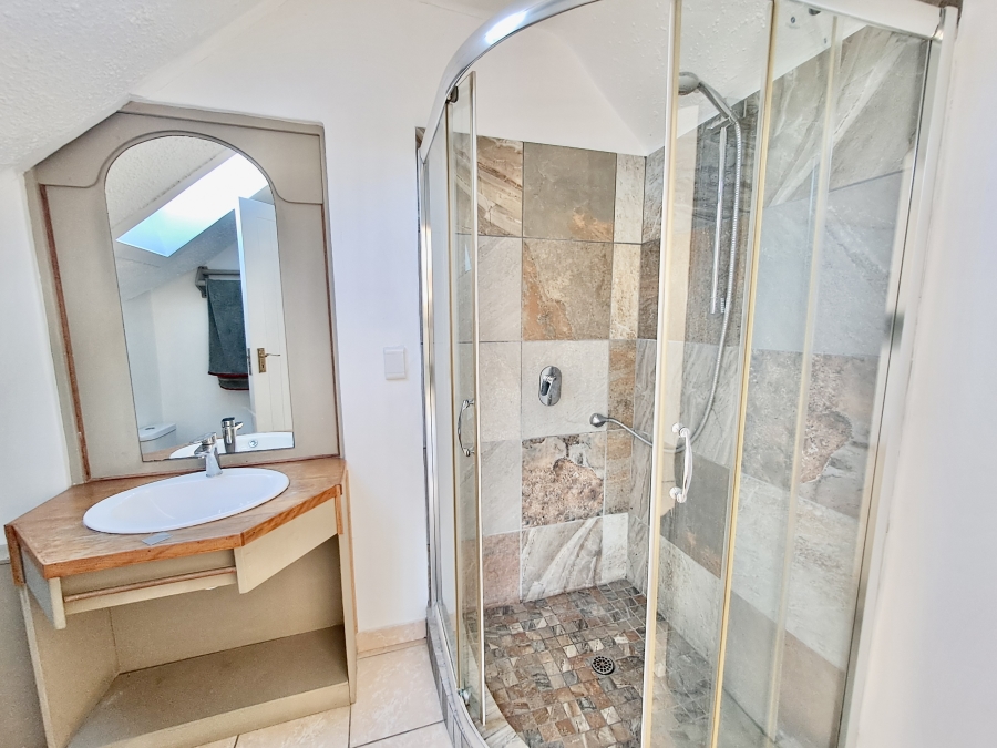 To Let 5 Bedroom Property for Rent in Grotto Bay Western Cape